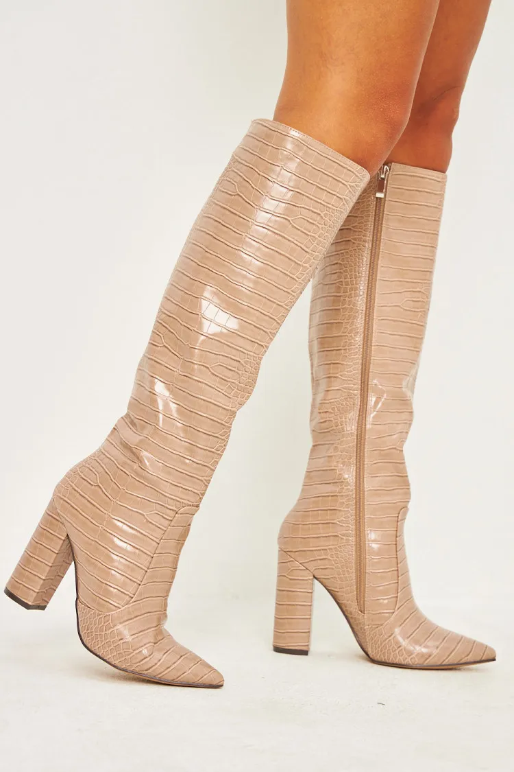 Bottes beige foncé laquées effet croco talon bloc